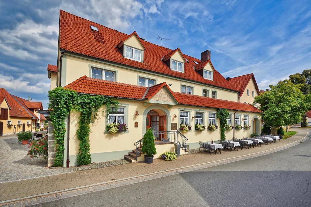 Brauereigasthof Zum Loewenbraeu Adelsdorf Buitenkant foto