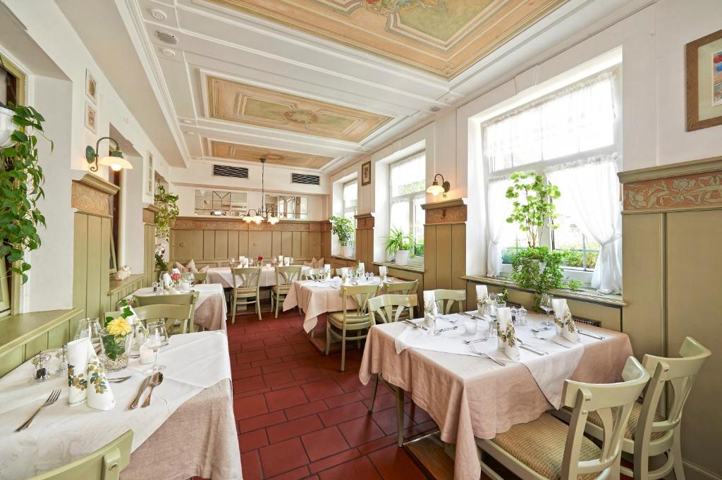 Brauereigasthof Zum Loewenbraeu Adelsdorf Buitenkant foto