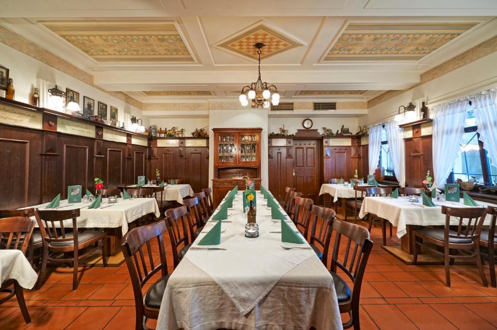 Brauereigasthof Zum Loewenbraeu Adelsdorf Buitenkant foto